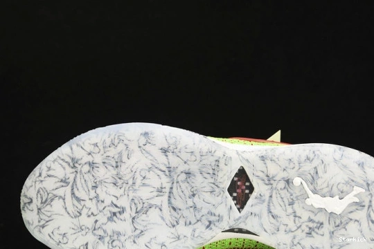 Stocking Stuffer  LeBron 20  FJ4955-300 Nike 0318